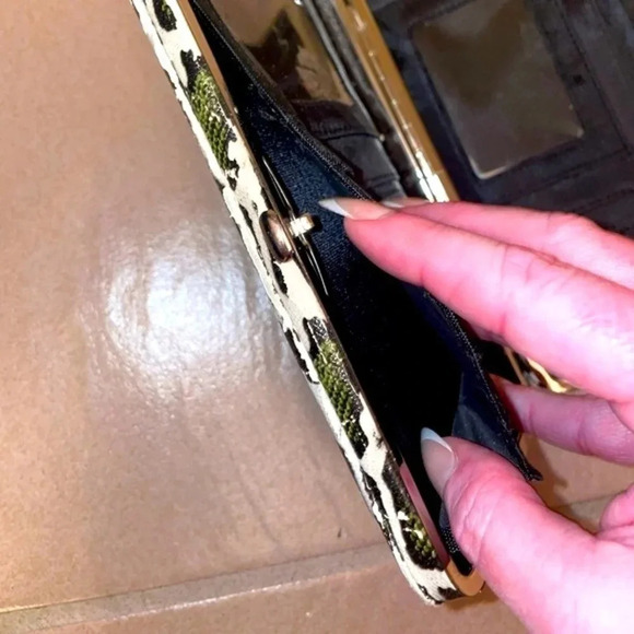 HARD CASE IVORY GREEN AND BLACK PYTHON FAUX LEATHER CLUTCH - Picture 3 of 9